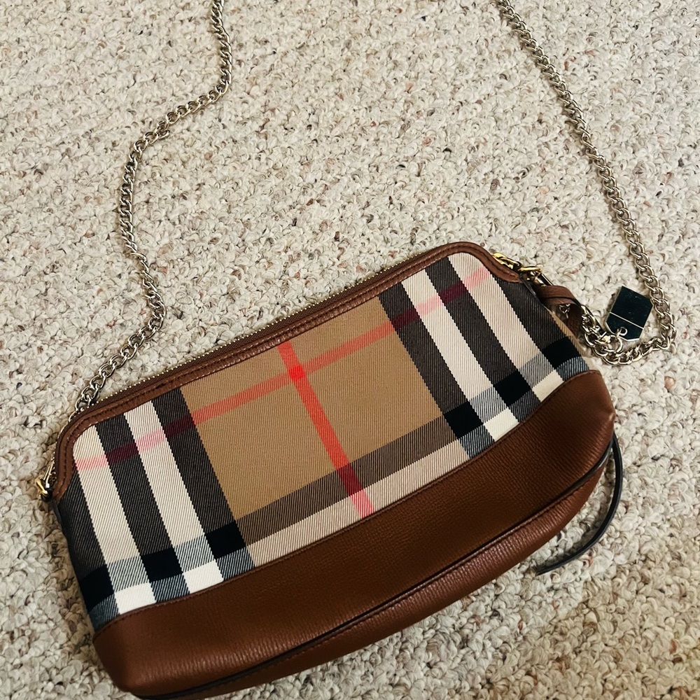 BURBERRY ABINGDON BROWN LEATHER
HOUSE CHECK CANVAS CROSSBODY CHAIN
CLUTCH BAG